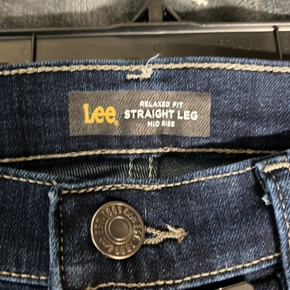 LEE women’s relaxed, fit straight leg mid rise. Denim jeans. Size 8 long - Picture 4 of 5